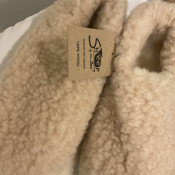 2 Set ~ Sheep by the Sea Slippers - 100% Wool ~ Unisex - Picture 3 of 8